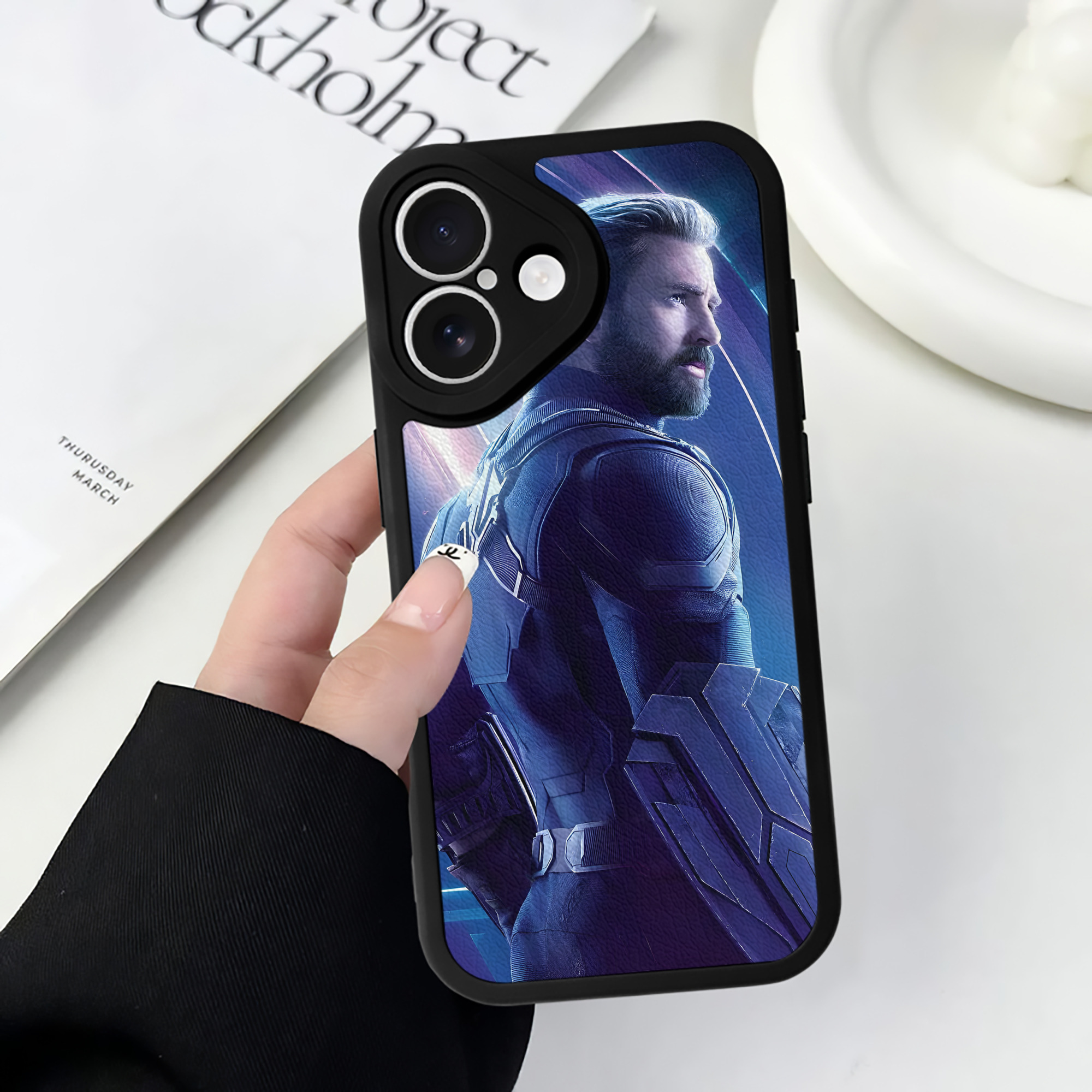 （画像用） アベンジャーズ The Avengers 【iPhone 16シリーズ対応】シリコンスマホケース（レザー調） 材質：シリコン